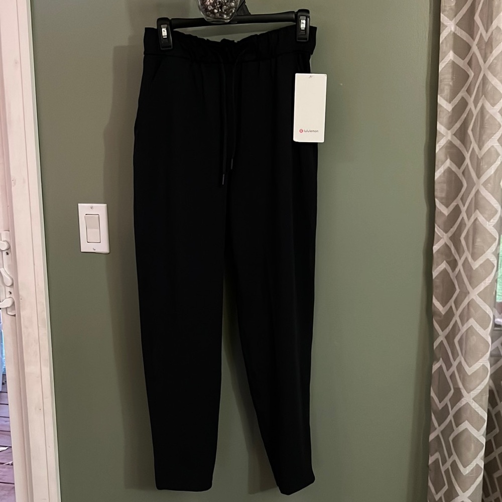 New with tags, women’s lululemon stretch high rise 7/8 black pants size 6